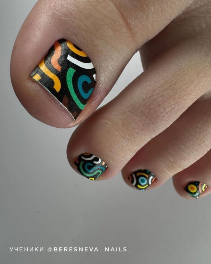 Nail art abstrait pour les orteils