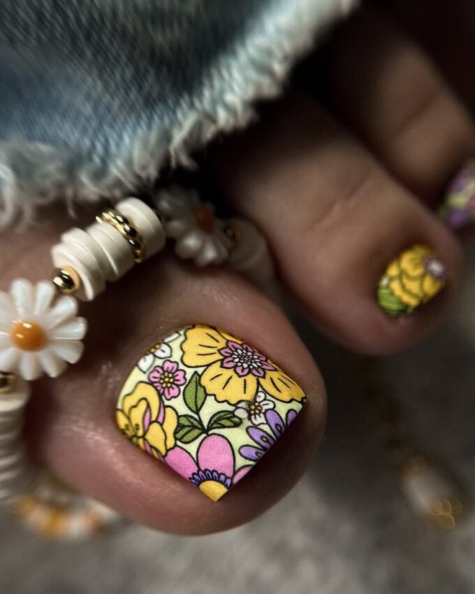 Pédicure jaune avec des ornements floraux pour un look estival