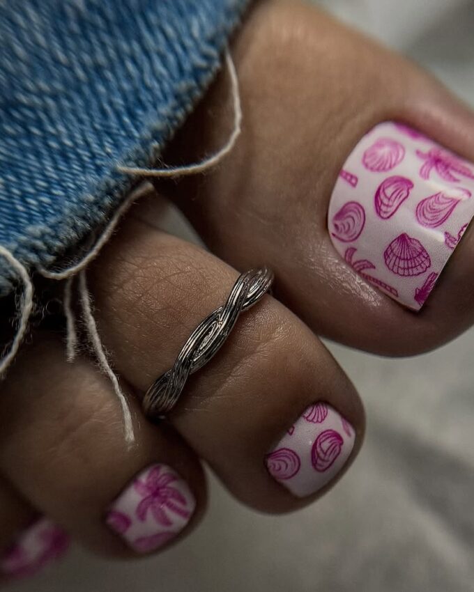 Pédicure rose avec motifs marins