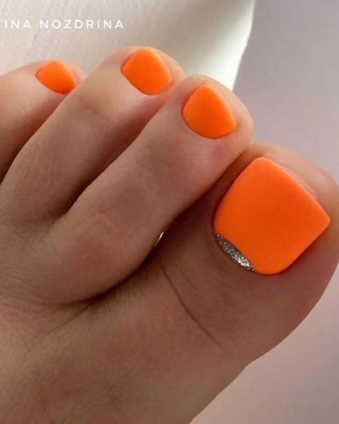 Ongles de pieds d'été éclatants