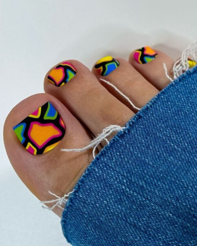 Nail art coloré pour les orteils en été