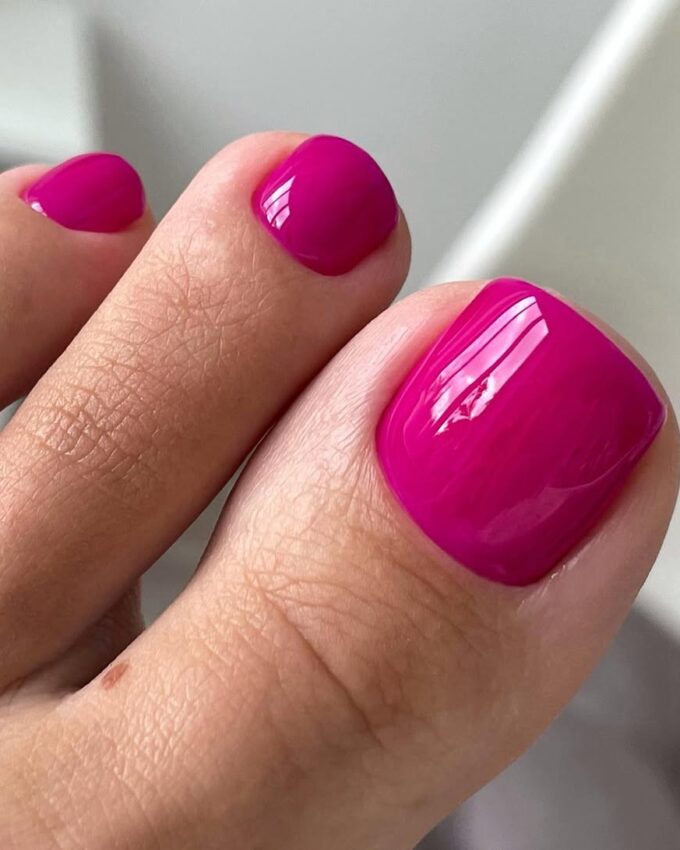 Pédicure brillante en fuchsia